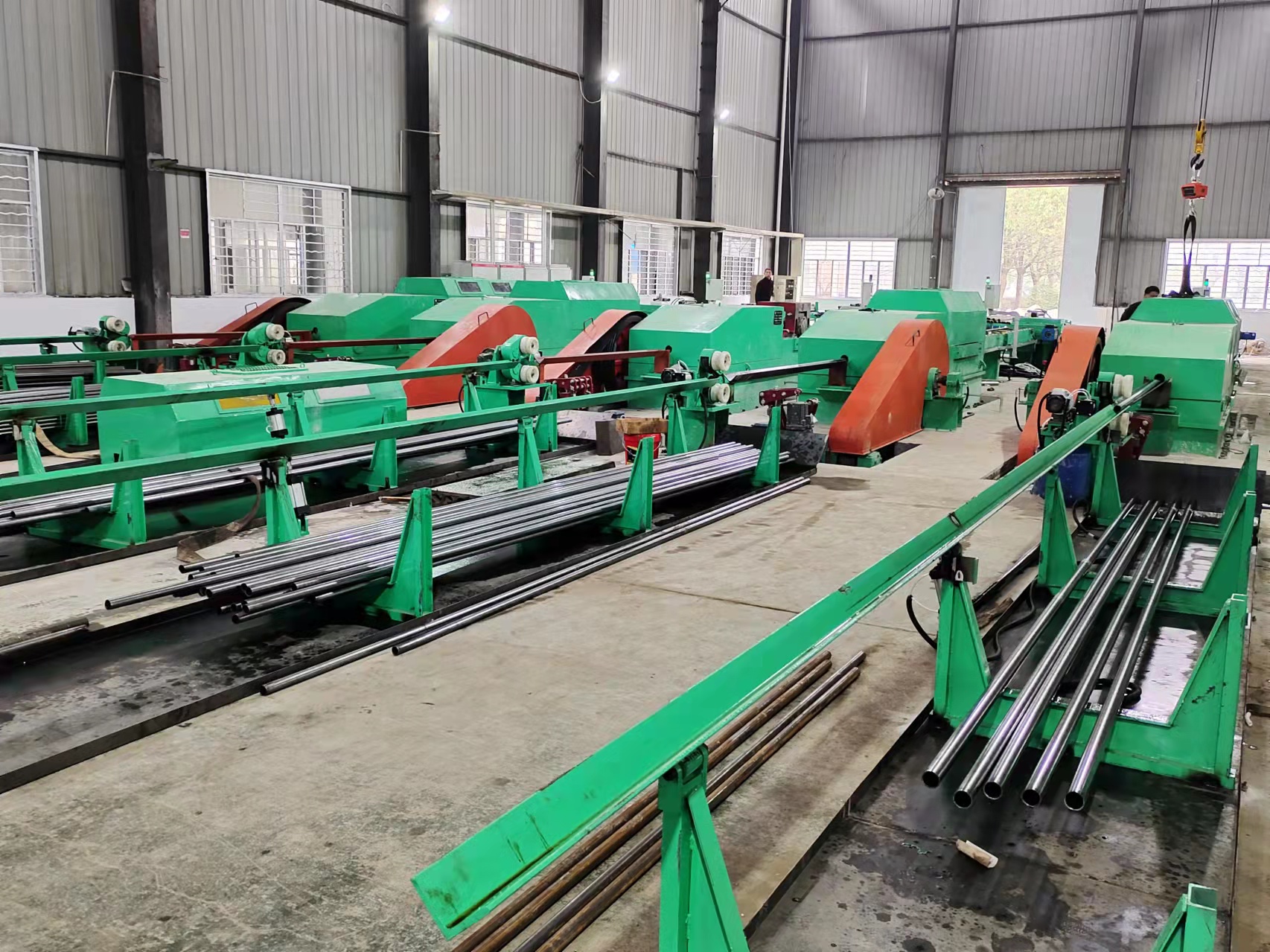 LG (hai con lăn) và LD (nhiều con lăn), với hơn 30 thông số kỹ thuật và mẫu mã, phục vụ nhiều công ty ống trong lĩnh vực kim loại màu, thép không gỉ, thép hợp kim, đen và các lĩnh vực khác